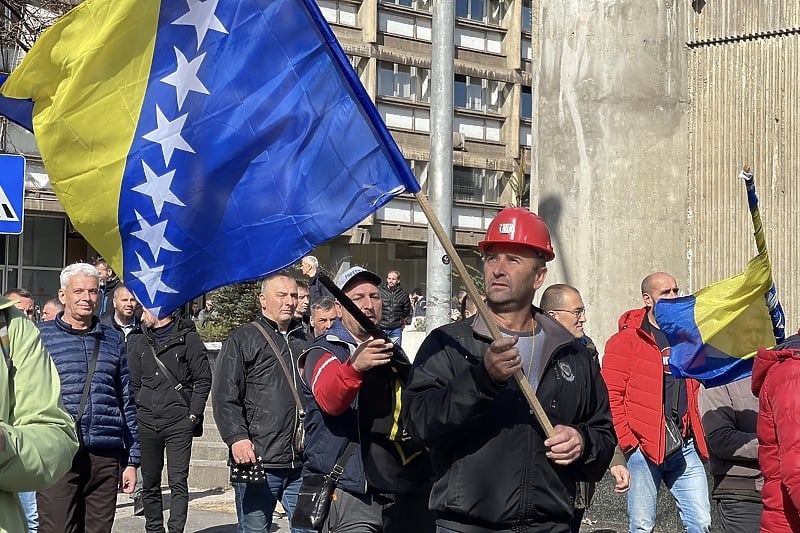 Nakon neprospavane noći rudari u Zenici se odlučili na blokadu magistralnog puta