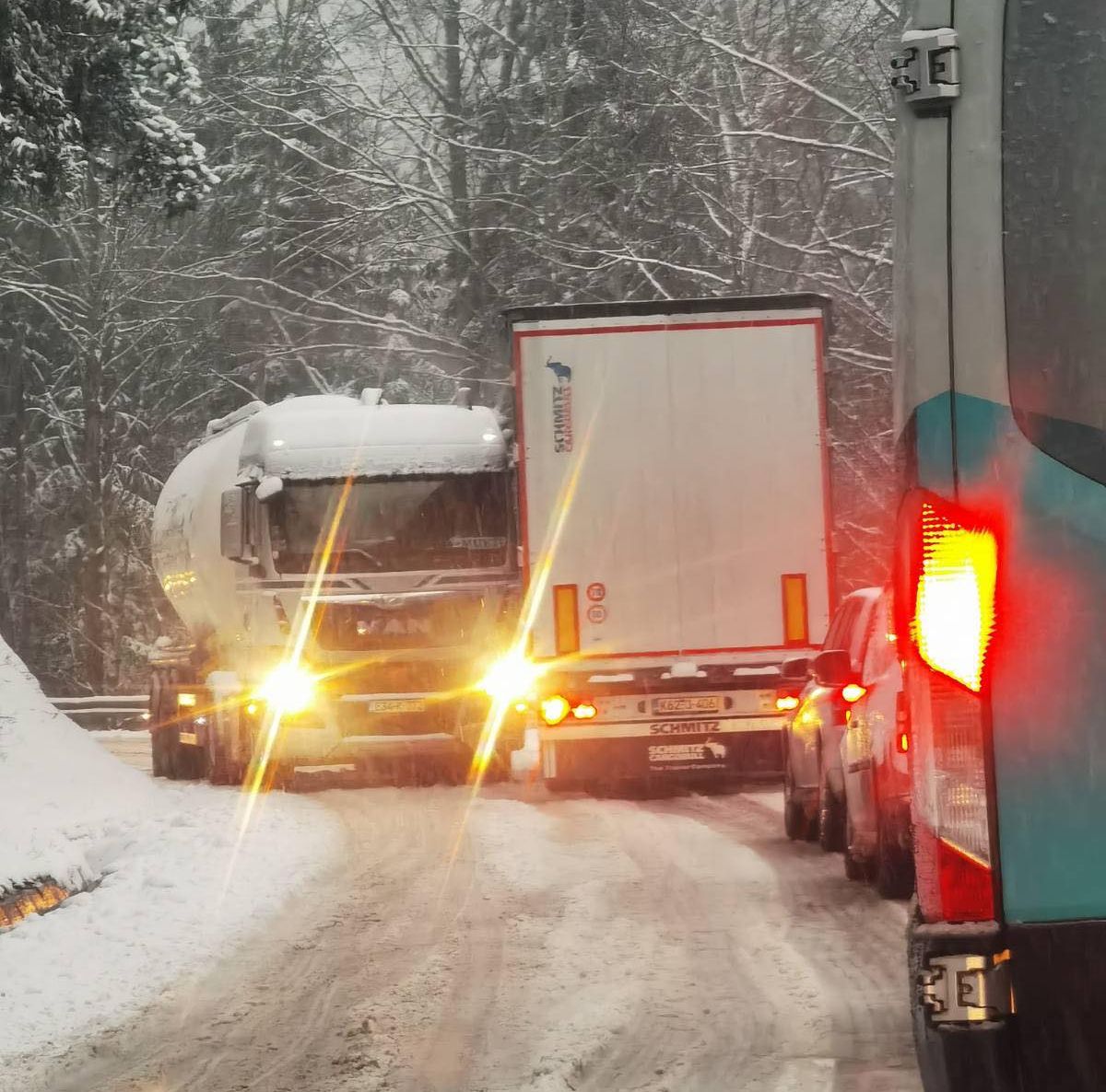 Snijeg jutros pravi probleme vozačima širom BiH: Zastoj na Karauli, cesta zaleđena