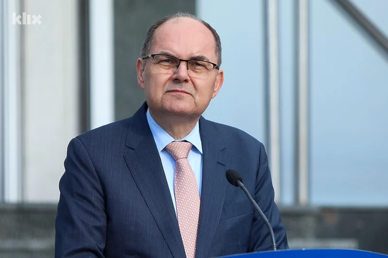 Schmidt je nametnuo i izmjene Krivičnog zakona BiH: Kazne za podmićivanje i do 10 godina zatvora Schmidt je nametnuo i izmjene Krivičnog zakona BiH: Kazne za podmićivanje i do 10 godina zatvora