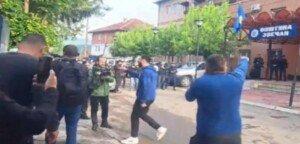 Neredi na sjeveru Kosova: Pojačano prisustvo KFOR-a, u Zvečanu policija koristila i suzavac