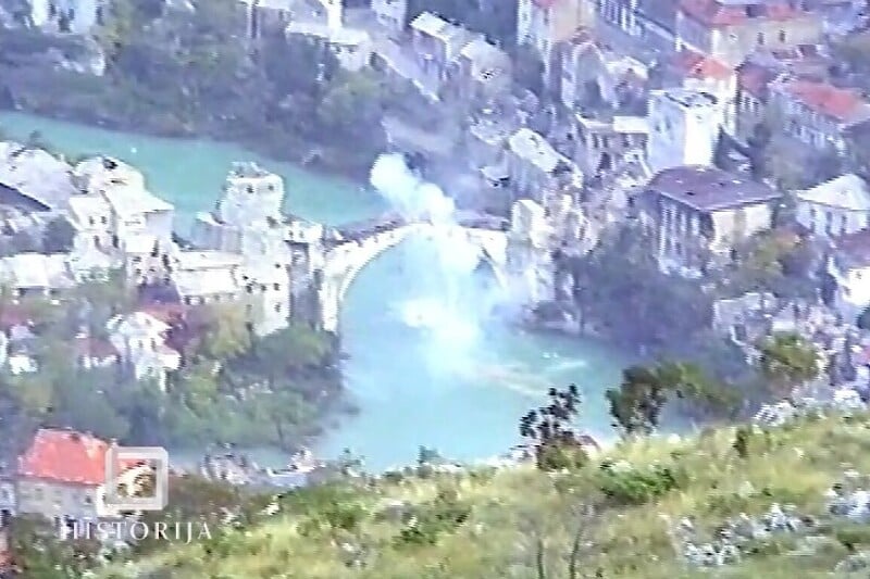 Objavljen nikad viđeni snimak rušenja Starog mosta u Mostaru