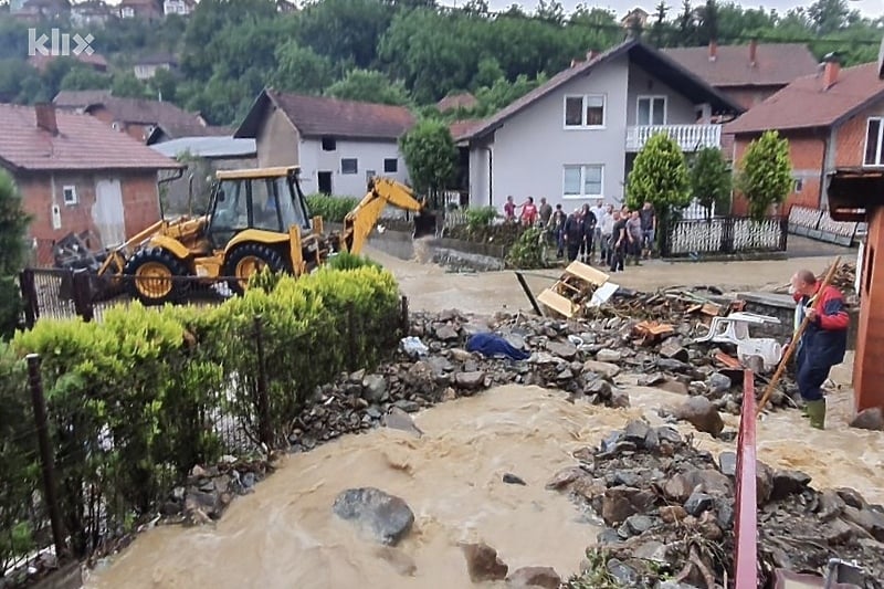 Centar Čelića pod vodom: Poplavljeno više od 20 kuća, uništeno nekoliko mostova