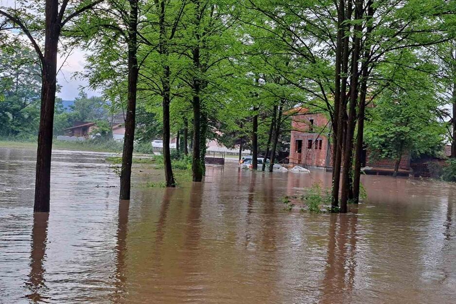 Nevrijeme u Tesliću: Poplavljena domaćinstva, vatrogasci ispumpavaju vodu
