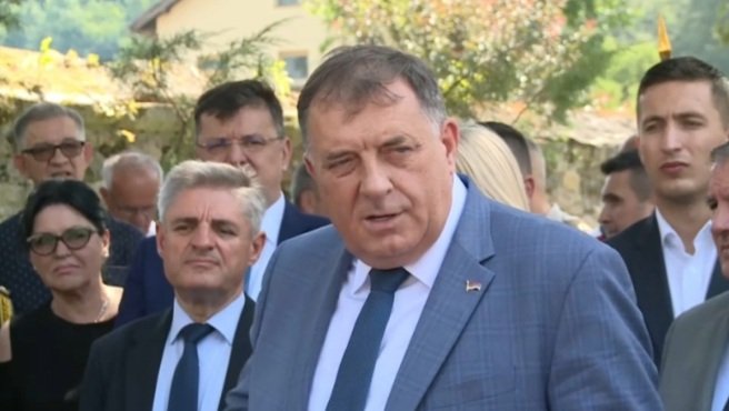 Dodik je na konopcima, još nema potrebnih 330 miliona KM za vraćanje duga, šta čeka javna preduzeća u RS-u