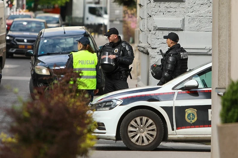 Vozaču u Sarajevu oduzeto vozilo, za saobraćajne prekršaje duguje skoro 270.000 KM