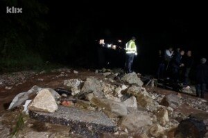 Nezapamćeno nevrijeme u Teočaku: Voda nosila automobile, jedno naselje je uništeno