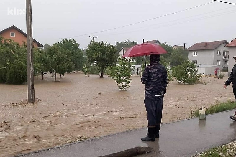 Civilna zaštita u Kalesiji spašavala ženu koja je ostala zarobljena u poplavljenoj kući