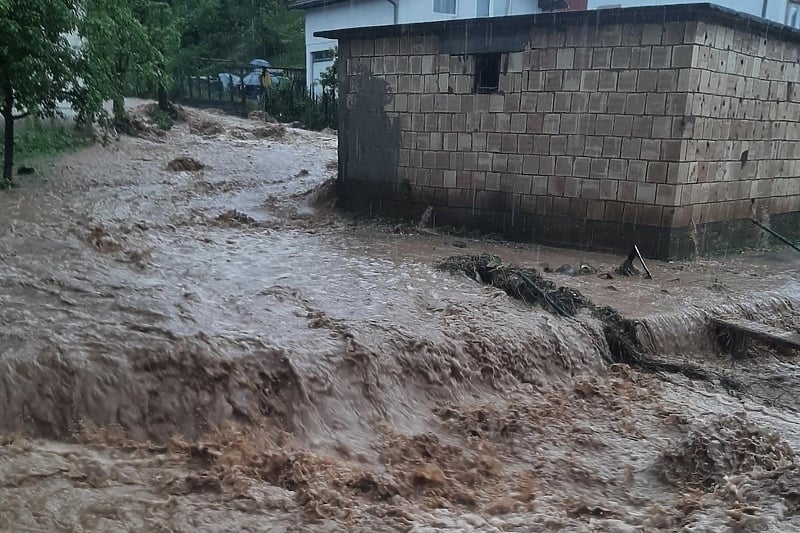 Teočak ponovo pod vodom, razorna bujica uništava sve pred sobom