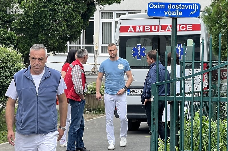 Ranjeni nastavnik iz Lukavca je stabilno, ali i dalje je ugrožen, dva puta su ga oživljavali