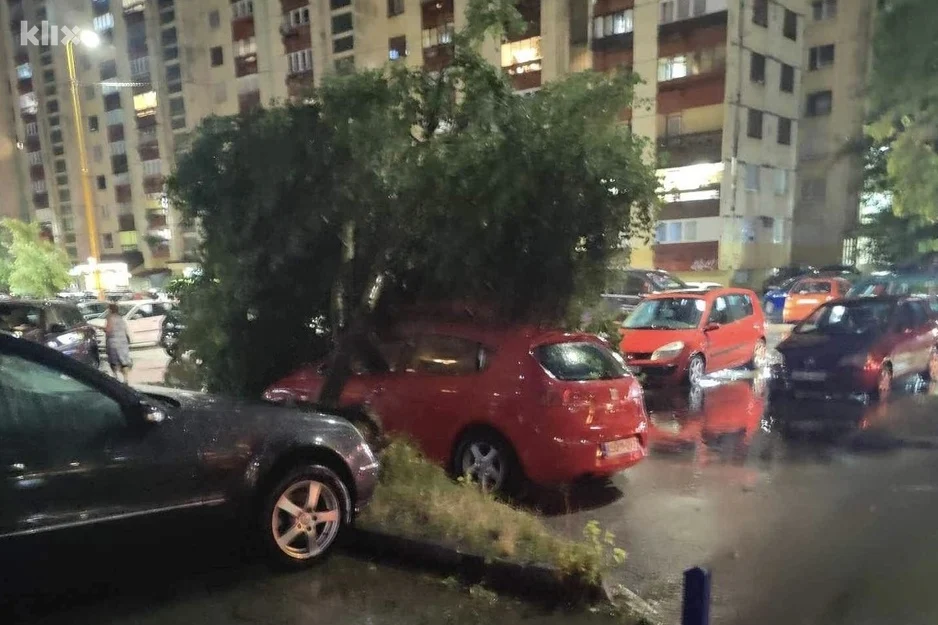 Oluja ponovo pogodila Tuzlu i Gračanicu: Polomljeno drveće završilo na automobilima