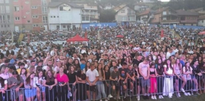 Veliki koncert Halida Bešlića u Tešnju: Hiljade ljudi na stadionu uživa uz najveće hitove
