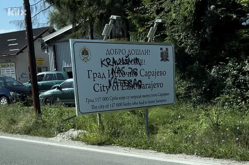 Na tabli u Istočnom Sarajevu o odlasku Srba iz Sarajeva napisano "Krajišnik nas je naterao"