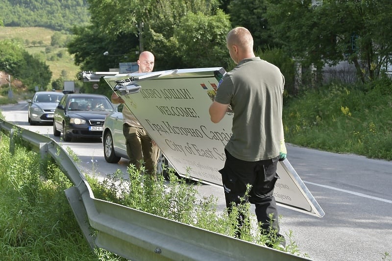 Vlast KS uklonila jednu tablu o "157.000 Srba koji su morali napustiti Sarajevo" jer se nalazi u FBiH