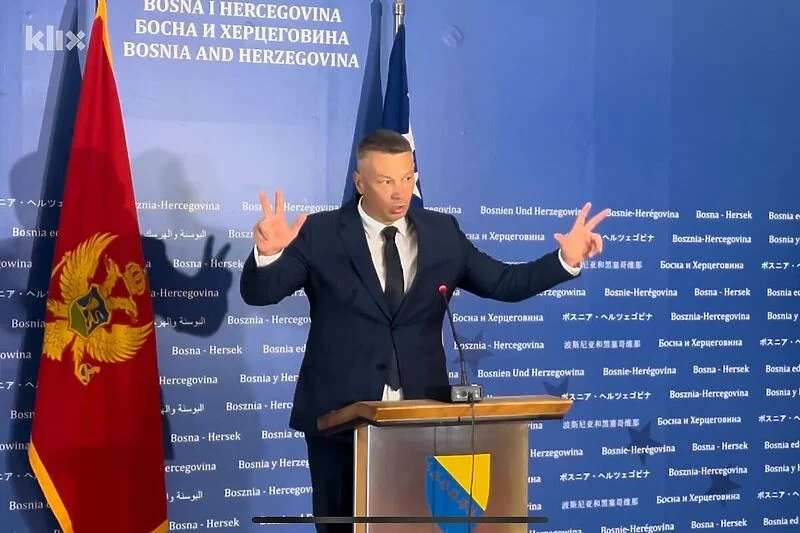 Nešića u Sarajevu pitali o studenticama koje su veličale Mladića. On podigao tri prsta i rekao: Evo, otvorite predmet