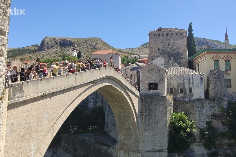 VIDEO:Tragedija izbjegnuta pukom srećom: Skok sa Starog Mosta mogao završiti udarom u čamac