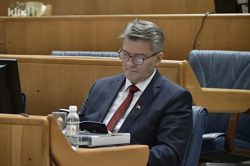 Mehmedović predložio dodatno regulisanje za službenih vozila, 149 vozila na raspolaganju 24 sata