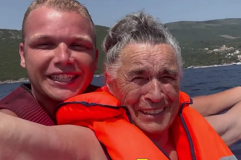 Stanivuković naučio svoju 83-godišnju baku da vozi skuter na moru