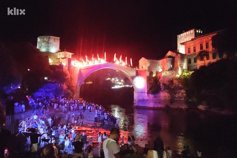 Čarobnom bakljadom zatvoreni ovogodišnji skokovi sa Starog mosta Čarobnom bakljadom zatvoreni ovogodišnji skokovi sa Starog mosta