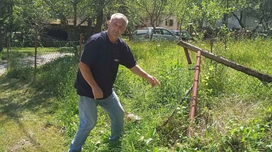 PONOVO:Medvjed razvalio ogradu, ušao u dvorište i počastio se medom