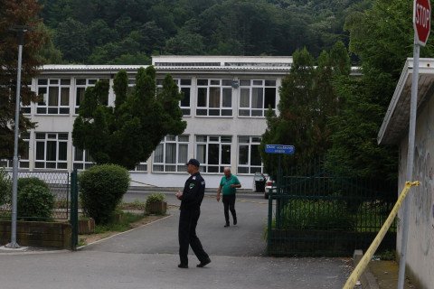 Produžen pritvor ocu dječaka koji je ranio nastavnika u Lukavcu