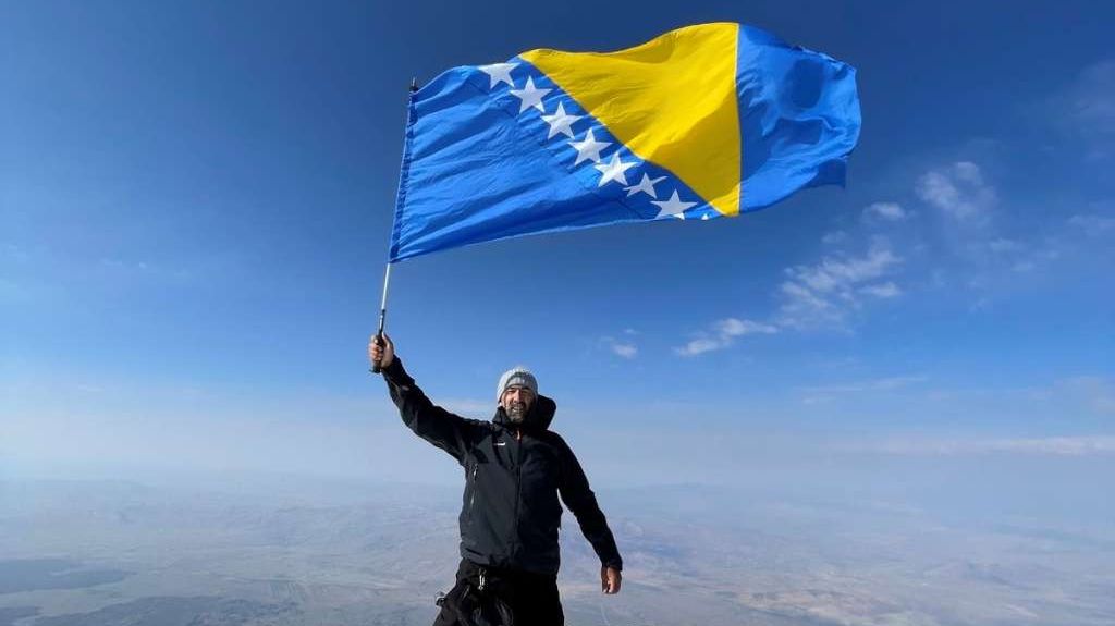 Na 5.137 metara visokom Araratu zavijorila se zastava BiH