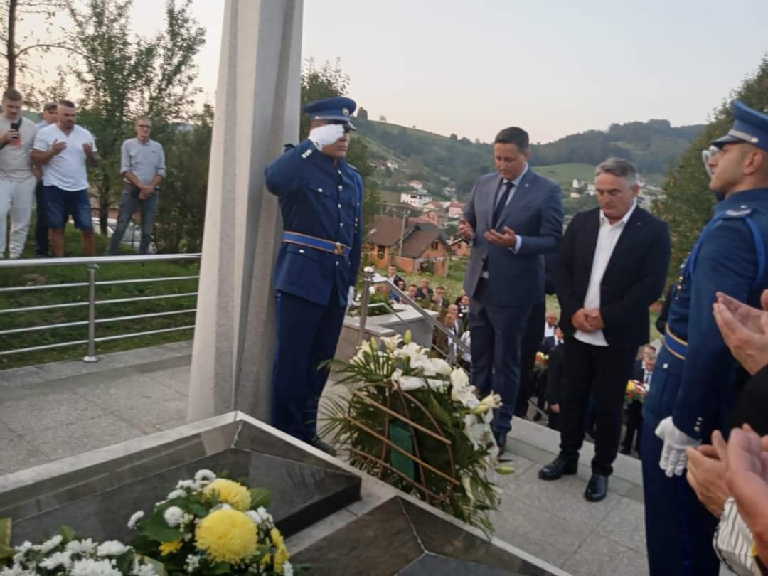 Komšić i Bećirović obišli mezar heroja Izeta Nanića