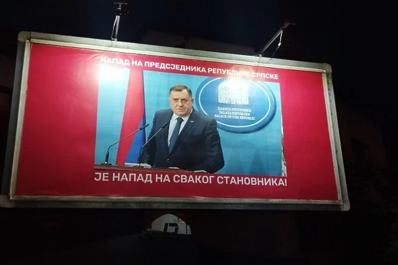 U Banjoj Luci postavljeni bilbordi podrške Dodiku kojem prijeti sudski proces