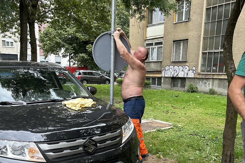 Muškarac na Grbavici odšarafio znak zabrane parkiranja da bi parkirao automobil