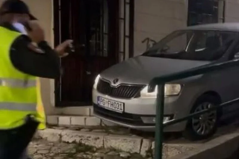 Arap u centru Sarajeva "promašio" skretanje pa vozio niz stepenice