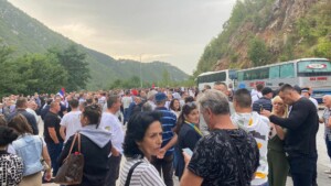 Novi protesti podrške Dodiku i Lukiću: Blokiran magistrani put