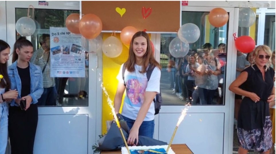 DRUGA GIMNAZIJA: UČENICI I NASTAVNICI PRIREDILI DOČEK LANI PUDAR (VIDEO)