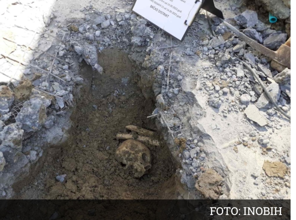 Ispod fontane u dvorištu brčanskog ortopeda pronađeni posmrtni ostaci žrtve iz Srebrenice