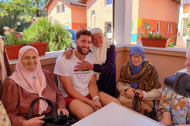 Nurkić i Rađa posjetili Potočare kod Srebrenice: Ponovo su pokazali svoje veličine
