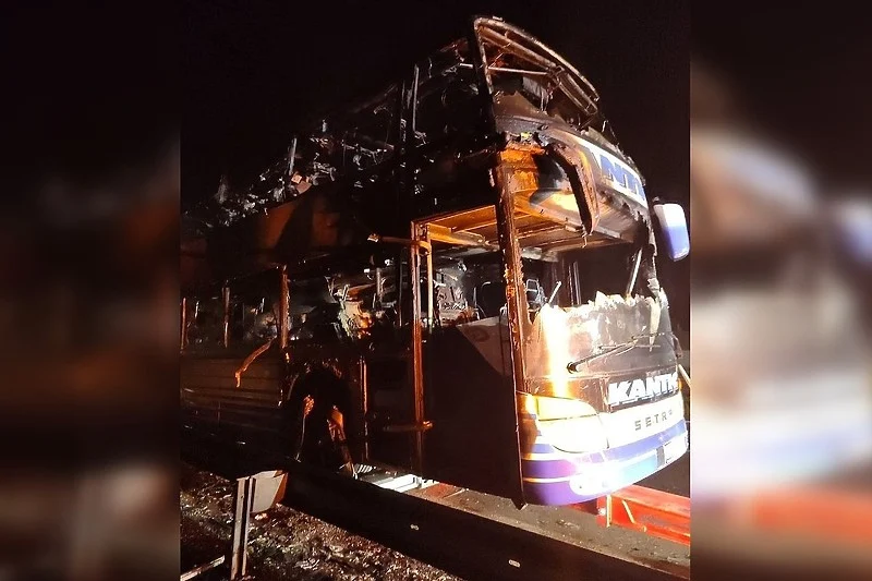 Autobus iz BiH izgorio na autoputu u Sloveniji, putnici se na vrijeme spasili