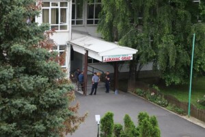 Ko je u Lukavcu pravio "elitne razrede" u školi i ko se borio gdje će premijerov sin?