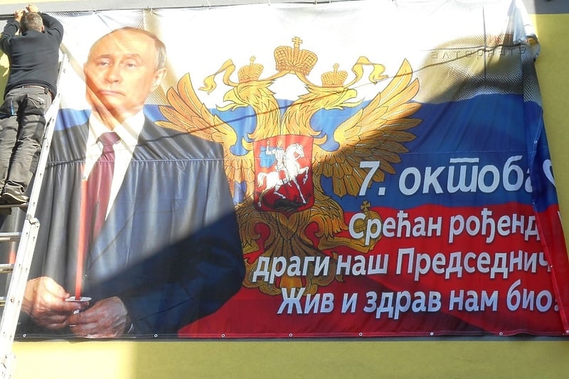 U Bratuncu osvanuo bilbord posvećen Putinu: Živ i zdrav nam bio
