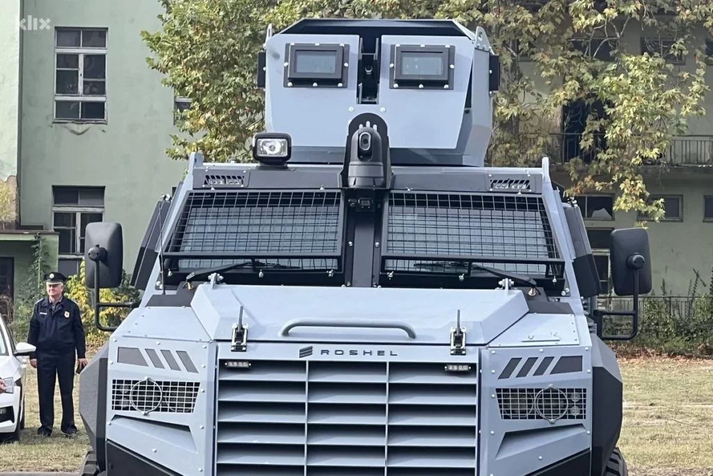 U Tuzli predstavljeni novi policijski transporteri, Komšić poručio: Dabogda nam ne trebali U Tuzli predstavljeni novi policijski transporteri, Komšić poručio: Dabogda nam ne trebali