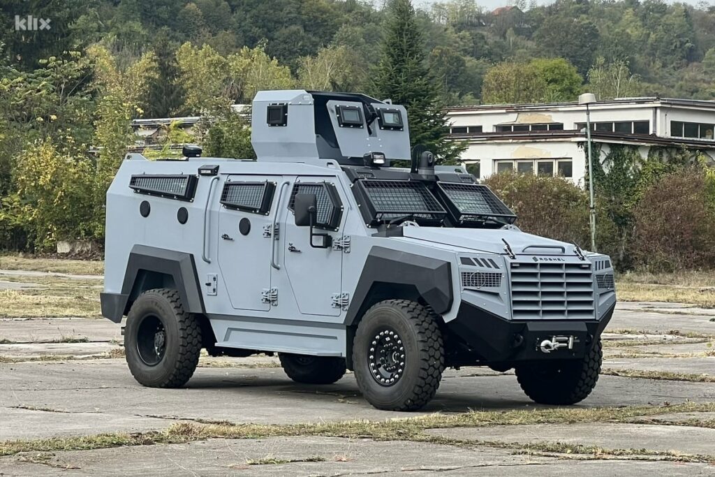 U Tuzli predstavljeni novi policijski transporteri, Komšić poručio: Dabogda nam ne trebali U Tuzli predstavljeni novi policijski transporteri, Komšić poručio: Dabogda nam ne trebali