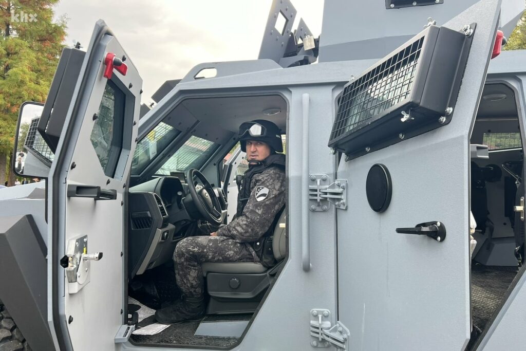 U Tuzli predstavljeni novi policijski transporteri, Komšić poručio: Dabogda nam ne trebali U Tuzli predstavljeni novi policijski transporteri, Komšić poručio: Dabogda nam ne trebali