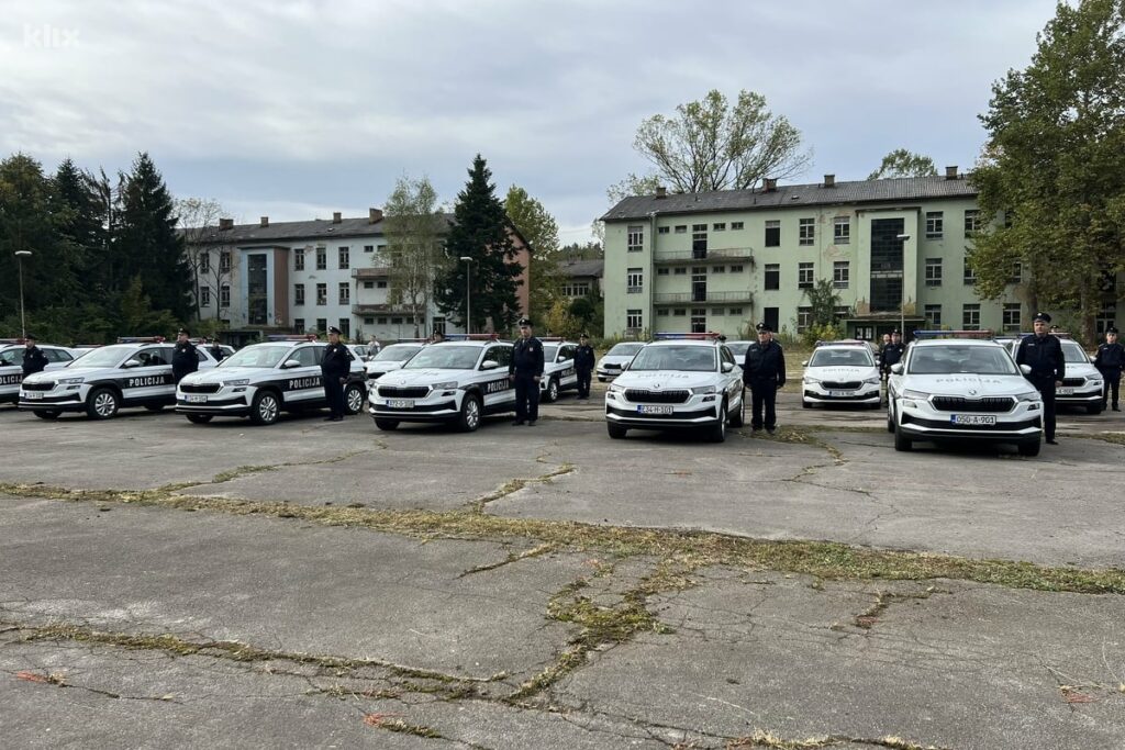 U Tuzli predstavljeni novi policijski transporteri, Komšić poručio: Dabogda nam ne trebali