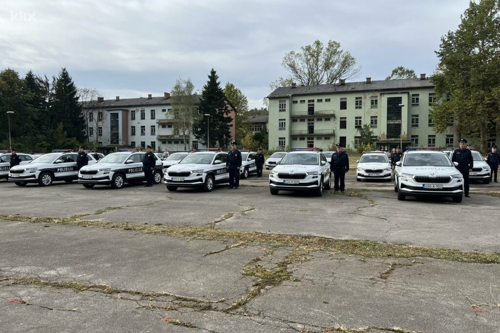 U Tuzli predstavljeni novi policijski transporteri, Komšić poručio: Dabogda nam ne trebali U Tuzli predstavljeni novi policijski transporteri, Komšić poručio: Dabogda nam ne trebali