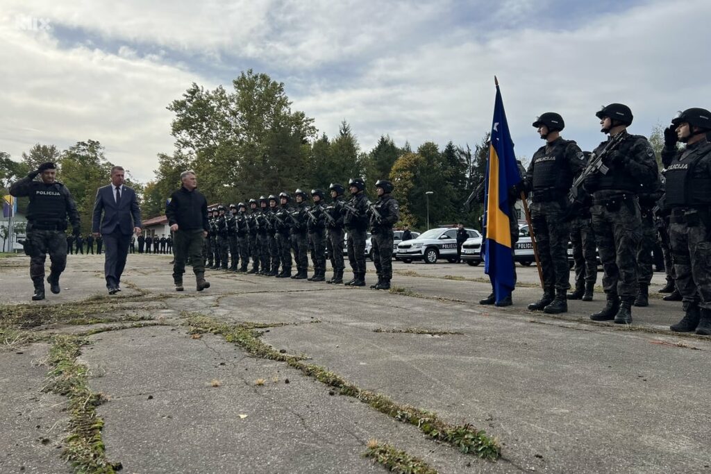 U Tuzli predstavljeni novi policijski transporteri, Komšić poručio: Dabogda nam ne trebali