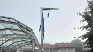 Oskrnavljene zastave BiH i IZ na ulazu u Čaršijsku džamiju i Šehidsko mezarje u Prijedoru