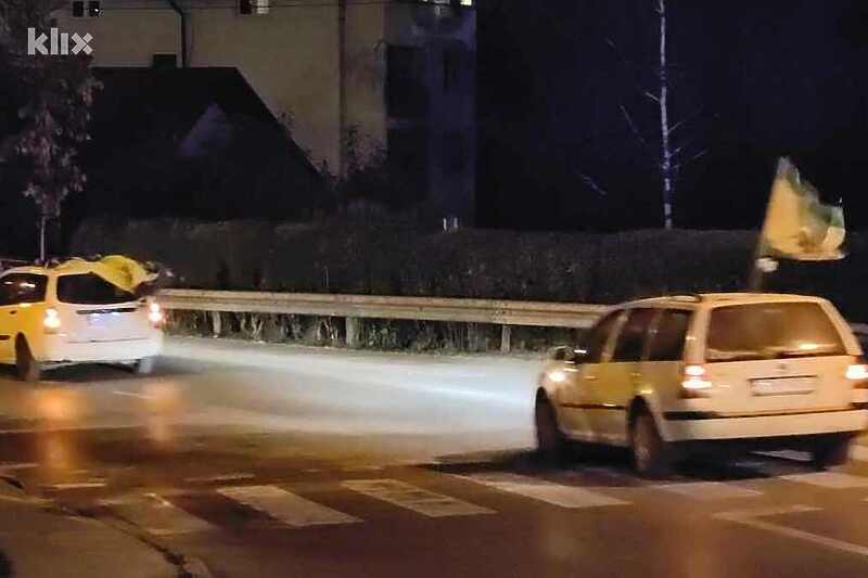 Zenica: Simpatizeri SDA vatrometom, bakljadom i defileom proslavili ulazak ove stranke u kantonalnu vlast