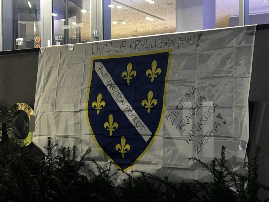 Ispred zgrade Nogometnog saveza BiH sinoć postavljena zastava sa ljiljanima