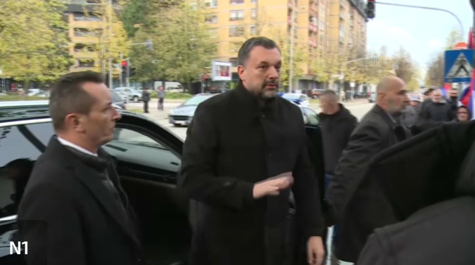 Skup bez odobrenja: Bivši borci VRS se okupili ispred SDP-a u Banjaluci, Konakovića i Nikšića dočekali zvižducima i uzvicima