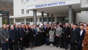 BUDUĆI LJEKARI PJESMOM “OJ KOSOVO, KOSOVO…” USRED FOČE DOČEKALI DODIKA I PATRIJARHA PORFIRIJA