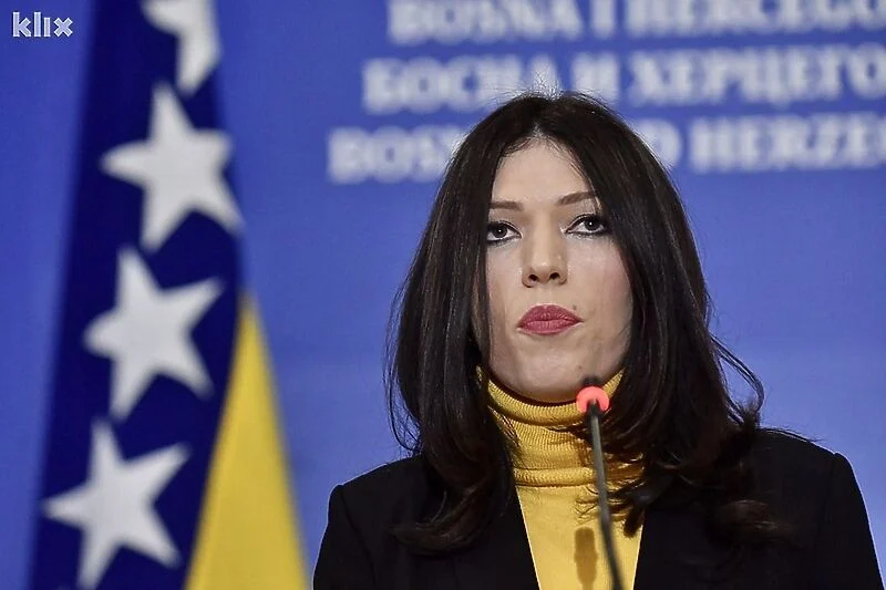 Sanji Vulić i Miloradu Kojiću zasmetale zastave BiH u Parlamentu: Umjesto četiri, žele jednu