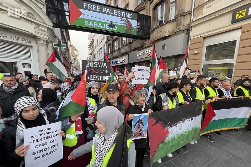Hiljade ljudi šetali Baščaršijom i Ferhadijom kao podrška Gazi: Sarajevo razumije, BiH je uz Palestinu