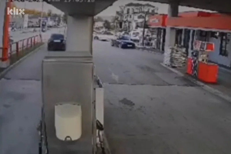 Policija pronašla mladića koji je u Gradačcu pretekao automobil prolaskom kroz benzinsku pumpu